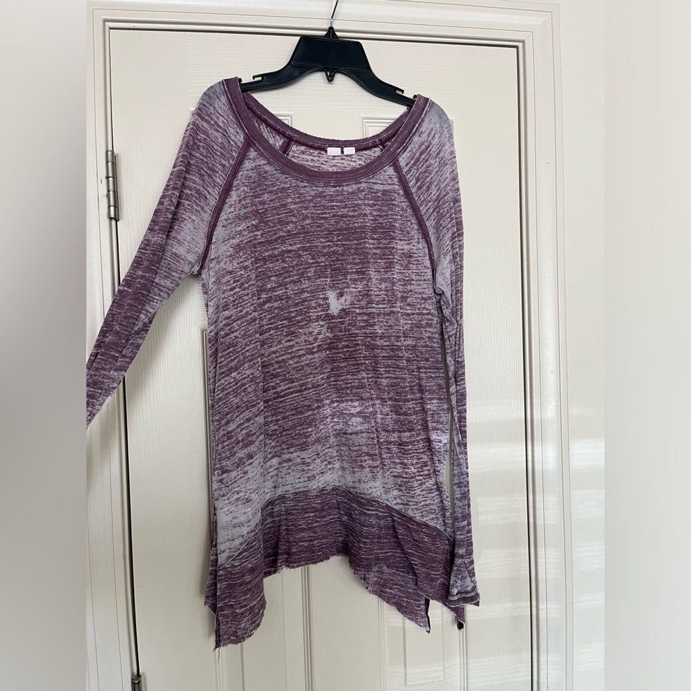 Long sleeve thin top.